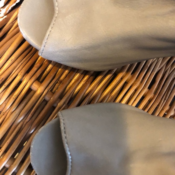 Max studio. Beautiful light grey with working zipper at heel. Size 7M - Picture 2 of 9